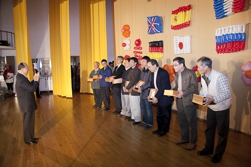 本校97年度歲末聯歡會在淡水校園學生活動中心熱鬧登場，豐富的摸彩獎金、獎品及精彩的節目演出，平日溫文儒雅的主管及教職員們，搖身一變成為秀場的佼佼者，讓人大開眼界！透過舞蹈、音樂、服裝等呈現出的異國特色，也讓參與盛會的全校教職員工及退休人員耳目為之一新。