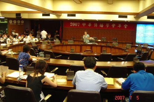 主題為「創新、典範與公共性」的2007年中華傳播學會年會，在淡水校園舉行，約百位以上之國內外傳播學界與實務工作者共同參與此次年會。