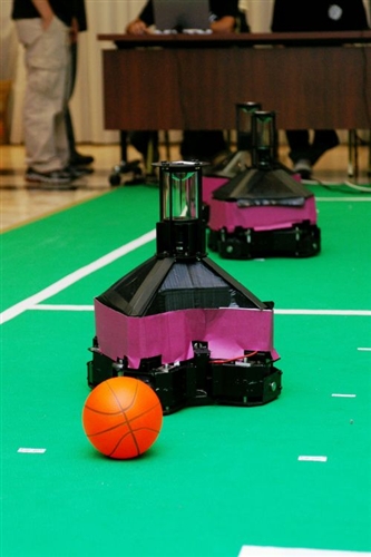 本校18日上午邀請媒體記者參與「淡江機器人實境體驗SHOW」，電機系機器人團隊在淡水校園覺生國際會議廳展現其優異的研發創新能力。