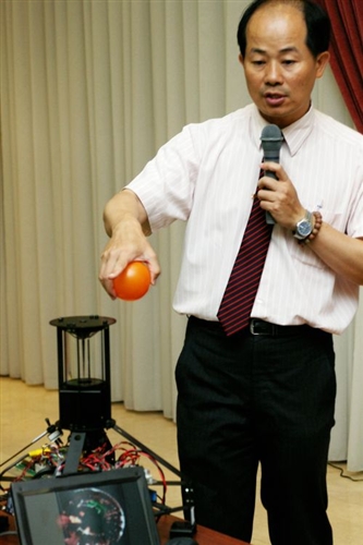 本校18日上午邀請媒體記者參與「淡江機器人實境體驗SHOW」，電機系機器人團隊在淡水校園覺生國際會議廳展現其優異的研發創新能力。