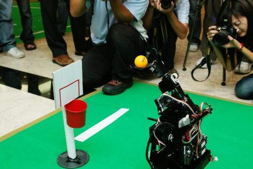 本校18日上午邀請媒體記者參與「淡江機器人實境體驗SHOW」，電機系機器人團隊在淡水校園覺生國際會議廳展現其優異的研發創新能力。