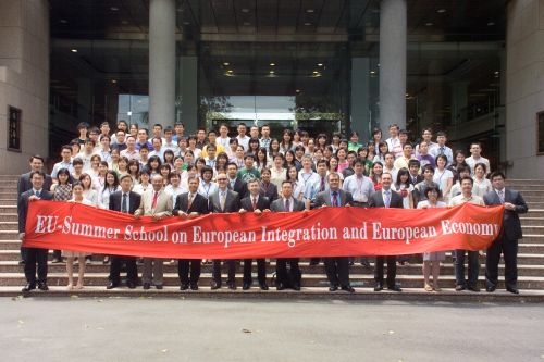 國內首次與歐洲的大學合辦暑期研習班於7月16日上午在本校淡水校園驚聲國際會議廳熱鬧的舉行開幕儀式。讓學生學習歐盟內部的政策、統合、經濟及接觸國際一流學者。