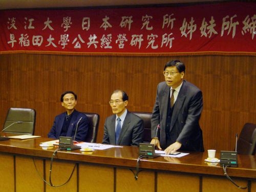 本校日本研究所日前在淡水校園驚聲國際會議廳與日本早稻田大學公共經營研究所締結為姊妹所，本校國際化政策更向前邁進一步。