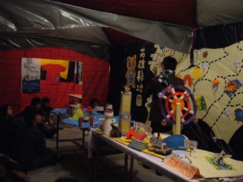 本週於淡水校園海報街舉辦校友會文物民俗展，帶領與會者遊遍台澎金馬。