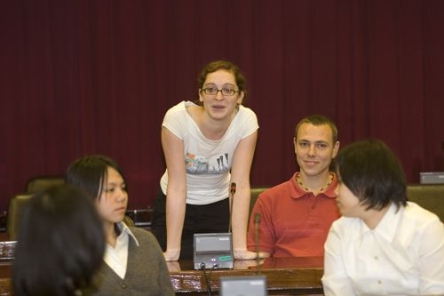 由本校學術副校長馮朝剛主持的95學年度第2學期國外姊妹校交換留學生開學典禮，於3月2日上午11時10分在驚聲國際會議廳舉行，八方英雄好漢齊聚淡江。