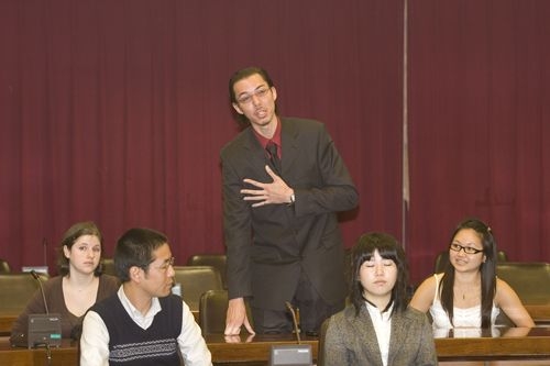 由本校學術副校長馮朝剛主持的95學年度第2學期國外姊妹校交換留學生開學典禮，於3月2日上午11時10分在驚聲國際會議廳舉行，八方英雄好漢齊聚淡江。