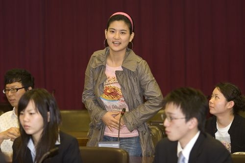 由本校學術副校長馮朝剛主持的95學年度第2學期國外姊妹校交換留學生開學典禮，於3月2日上午11時10分在驚聲國際會議廳舉行，八方英雄好漢齊聚淡江。