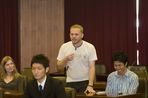 由本校學術副校長馮朝剛主持的95學年度第2學期國外姊妹校交換留學生開學典禮，於3月2日上午11時10分在驚聲國際會議廳舉行，八方英雄好漢齊聚淡江。