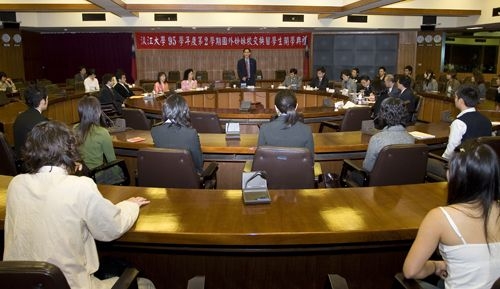 由本校學術副校長馮朝剛主持的95學年度第2學期國外姊妹校交換留學生開學典禮，於3月2日上午11時10分在驚聲國際會議廳舉行，八方英雄好漢齊聚淡江。