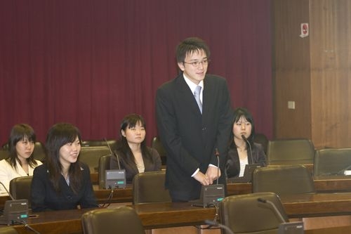 由本校學術副校長馮朝剛主持的95學年度第2學期國外姊妹校交換留學生開學典禮，於3月2日上午11時10分在驚聲國際會議廳舉行，八方英雄好漢齊聚淡江。