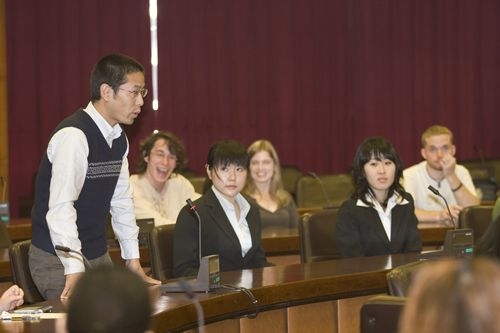 由本校學術副校長馮朝剛主持的95學年度第2學期國外姊妹校交換留學生開學典禮，於3月2日上午11時10分在驚聲國際會議廳舉行，八方英雄好漢齊聚淡江。