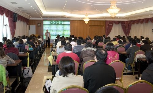 美國史丹佛大學前教育學院院長J. Myron Atkin教授應邀蒞校訪問，並於3月7日上午在淡水校園覺生國際會議廳做「科學教育的趨勢與議題」專題演講。