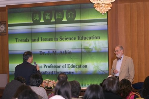 美國史丹佛大學前教育學院院長J. Myron Atkin教授應邀蒞校訪問，並於3月7日上午在淡水校園覺生國際會議廳做「科學教育的趨勢與議題」專題演講。