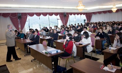 美國史丹佛大學前教育學院院長J. Myron Atkin教授應邀蒞校訪問，並於3月7日上午在淡水校園覺生國際會議廳做「科學教育的趨勢與議題」專題演講。