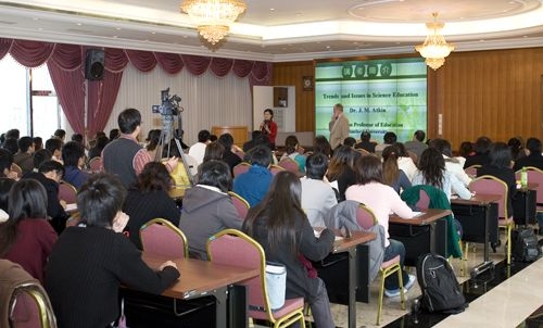 美國史丹佛大學前教育學院院長J. Myron Atkin教授應邀蒞校訪問，並於3月7日上午在淡水校園覺生國際會議廳做「科學教育的趨勢與議題」專題演講。