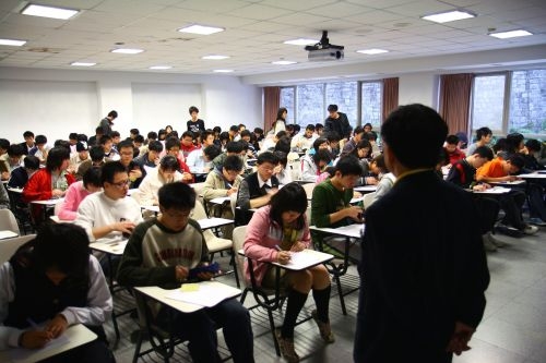 第二屆全國鍾靈化學創意競賽，共有513位高中學生齊聚淡江飆化學。