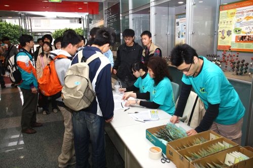 第二屆全國鍾靈化學創意競賽，共有513位高中學生齊聚淡江飆化學。
