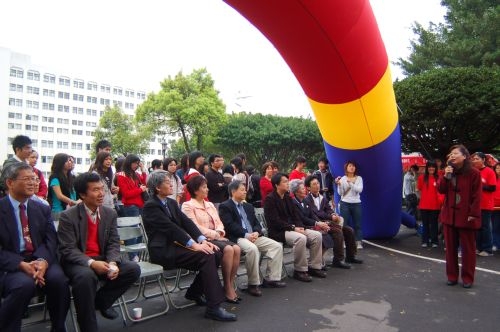 北區大學校際聯合愛心勸募義賣本週於淡水校園海報街展開，本校學生愛心不落人後，義賣所得全數捐給慈善機構。