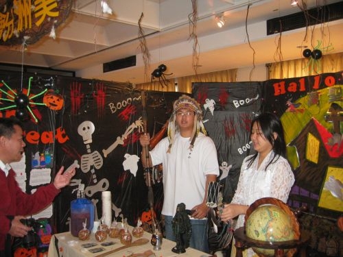 2007年僑生週僑居地節慶文物特展，由行政副校長高柏園等主管共同主持開幕典禮。多才多藝的僑生在開幕時演出祥獅獻瑞、廿四節令鼓、印尼傳統舞蹈、中國民俗技藝扯鈴等一連串的精彩表演。
