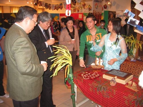 2007年僑生週僑居地節慶文物特展，由行政副校長高柏園等主管共同主持開幕典禮。多才多藝的僑生在開幕時演出祥獅獻瑞、廿四節令鼓、印尼傳統舞蹈、中國民俗技藝扯鈴等一連串的精彩表演。