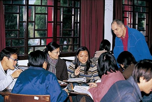 本校大一英文自96學年度起，將延長為2年的必修課程，並在第1學年末安排學習成效測驗，作為第2學年能力分班的依據，以提升學生外語能力。