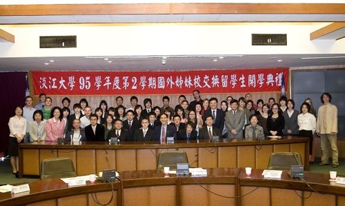 由本校學術副校長馮朝剛主持的95學年度第2學期國外姊妹校交換留學生開學典禮，於3月2日上午11時10分在驚聲國際會議廳舉行，八方英雄好漢齊聚淡江。