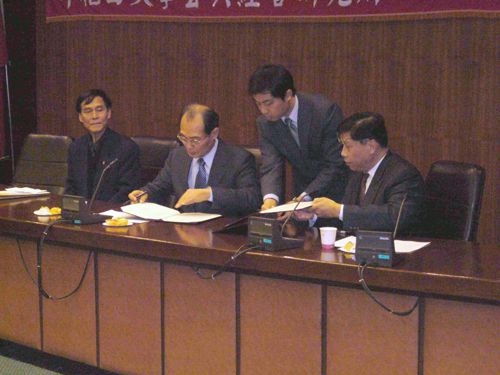 本校日本研究所日前在淡水校園驚聲國際會議廳與日本早稻田大學公共經營研究所締結為姊妹所，本校國際化政策更向前邁進一步。