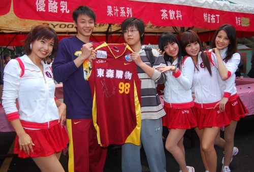 北區大學校際聯合愛心勸募義賣本週於淡水校園海報街展開，本校學生愛心不落人後，義賣所得全數捐給慈善機構。