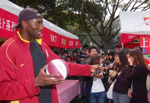 北區大學校際聯合愛心勸募義賣本週於淡水校園海報街展開，本校學生愛心不落人後，義賣所得全數捐給慈善機構。