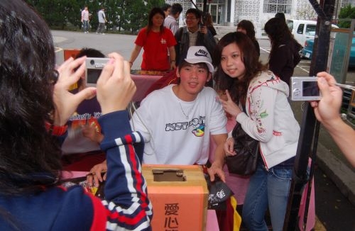 北區大學校際聯合愛心勸募義賣本週於淡水校園海報街展開，本校學生愛心不落人後，義賣所得全數捐給慈善機構。