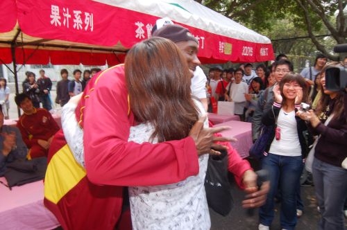北區大學校際聯合愛心勸募義賣本週於淡水校園海報街展開，本校學生愛心不落人後，義賣所得全數捐給慈善機構。