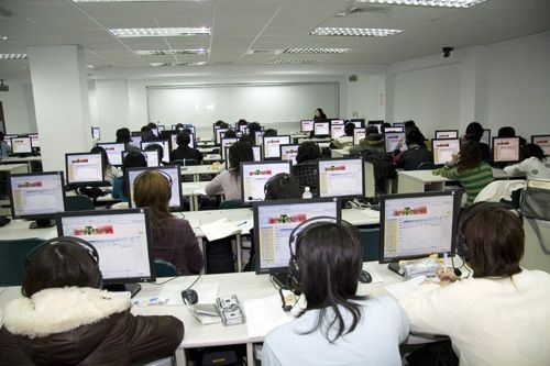 本校大一英文自96學年度起，將延長為2年的必修課程，並在第1學年末安排學習成效測驗，作為第2學年能力分班的依據，以提升學生外語能力。