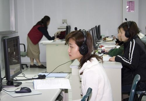 本校大一英文自96學年度起，將延長為2年的必修課程，並在第1學年末安排學習成效測驗，作為第2學年能力分班的依據，以提升學生外語能力。