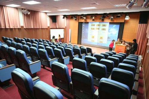 為了讓全校教職員生有更好的視聽教育環境及更完善的表演舞台，本校將V101教室改造成多功能展演廳，超水準的設備令人驚豔。