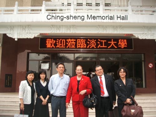 宏都拉斯哥爾德斯省長艾南德絲暨夫婿蒞校訪問，並與西語系的師生座談，本校協助政府穩固邦誼，師生也因此更了解拉丁美洲的政經情勢。
