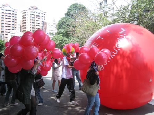 文學院創意學習與創新產學中心創意瘋潮大賽又來了，邀同學一起「開始玩學校」。凡是能讓淡江更好、更好玩的創意至3月底前都可投稿參賽，把點子大聲說出來。