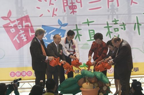 在蘭陽校園舉行淡蘭三月天歡樂植樹情活動與雪山隧道雕塑揭幕儀式，由創辦人張建邦、校長張家宜、宜蘭縣長夫人吳美鈴女士、礁溪鄉長林政盛和林務局林鴻忠處長等共同主持