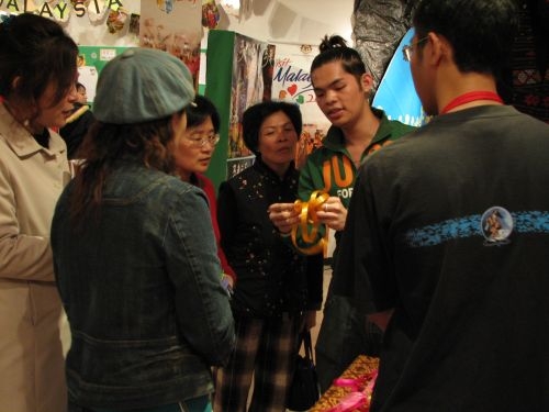 2007年僑生週僑居地節慶文物特展，由行政副校長高柏園等主管共同主持開幕典禮。多才多藝的僑生在開幕時演出祥獅獻瑞、廿四節令鼓、印尼傳統舞蹈、中國民俗技藝扯鈴等一連串的精彩表演。