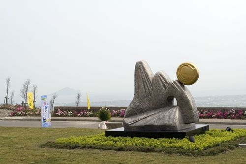 在蘭陽校園舉行淡蘭三月天歡樂植樹情活動與雪山隧道雕塑揭幕儀式，由創辦人張建邦、校長張家宜、宜蘭縣長夫人吳美鈴女士、礁溪鄉長林政盛和林務局林鴻忠處長等共同主持