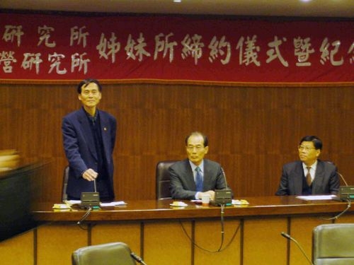本校日本研究所日前在淡水校園驚聲國際會議廳與日本早稻田大學公共經營研究所締結為姊妹所，本校國際化政策更向前邁進一步。