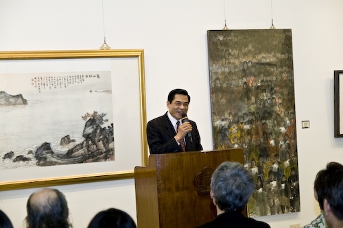 本校典藏美術展即日起至4月7日在國立台灣民主紀念館一展廳展出，作品涵蓋油畫、壓克力彩、水彩、複合媒材、水墨、膠彩、書法等，以饗藝術同好，並推廣本校經營「全方位優質藝術休閒文化」之理念。