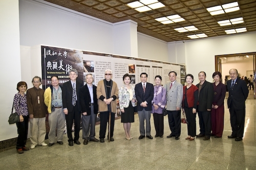 本校典藏美術展即日起至4月7日在國立台灣民主紀念館一展廳展出，作品涵蓋油畫、壓克力彩、水彩、複合媒材、水墨、膠彩、書法等，以饗藝術同好，並推廣本校經營「全方位優質藝術休閒文化」之理念。