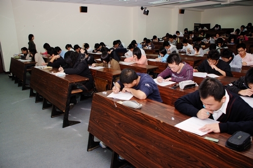 第三屆全國鍾靈化學創意競賽，因生活化的主題與激盪創意的設計，吸引深愛化學的654位高中學生齊聚淡江飆化學，提升高中學生化學程度。