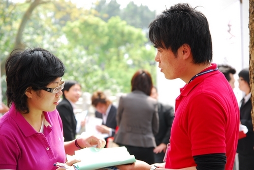 本校舉行2008年校園徵才博覽會，吸引百大企業蒞校徵才，提供完整的求職資訊，讓同學們即早熟悉就業市場情形，事先做好自我生涯規劃，以便順利與職場接軌。