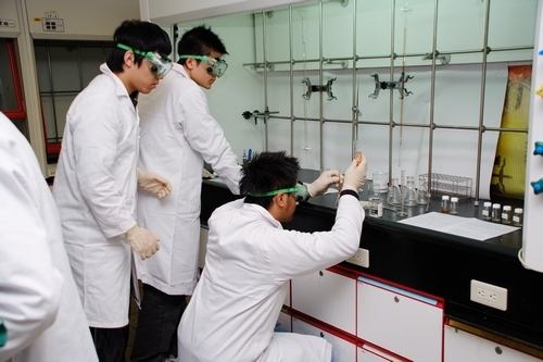 第三屆全國鍾靈化學創意競賽，因生活化的主題與激盪創意的設計，吸引深愛化學的654位高中學生齊聚淡江飆化學，提升高中學生化學程度。