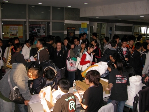 第三屆全國鍾靈化學創意競賽，因生活化的主題與激盪創意的設計，吸引深愛化學的654位高中學生齊聚淡江飆化學，提升高中學生化學程度。