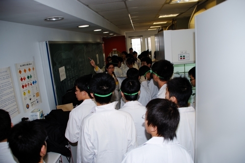 第三屆全國鍾靈化學創意競賽，因生活化的主題與激盪創意的設計，吸引深愛化學的654位高中學生齊聚淡江飆化學，提升高中學生化學程度。