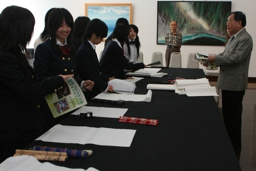 第5屆「日台文化交流青少年文學獎」17名得獎的日本青少年學生，蒞臨本校文錙藝術中心參訪，見習以e筆系統新技法呈現傳統書畫作品。