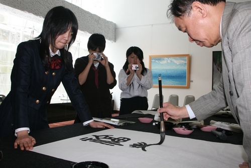 第5屆「日台文化交流青少年文學獎」17名得獎的日本青少年學生，蒞臨本校文錙藝術中心參訪，見習以e筆系統新技法呈現傳統書畫作品。