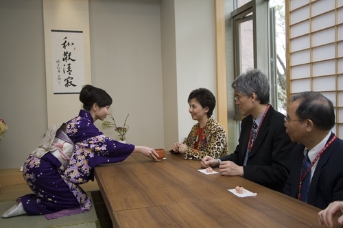 本校於春暖花開的三月天舉辦「春之饗宴」活動，熱情邀請校友返校團聚，校長張家宜特別主持歡迎茶會，讓校友瞭解母校發展現況及未來發展願景。